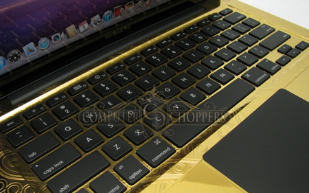 24 каратно златен и со дијаманти изработен Mac Book Pro