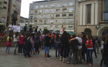 Трет ден учениците протестираат против екстерно тестирање