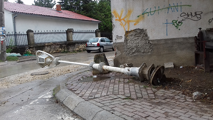 Падната канделабра штрчи на улица