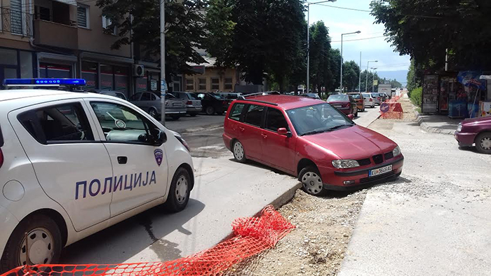 Кумановци ги испокршија возилата по раскопаните улици