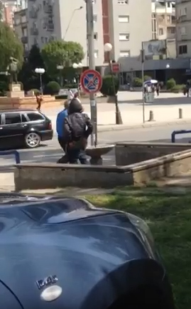 Жена мие задник на фонтана во центарот на Куманово(видео)