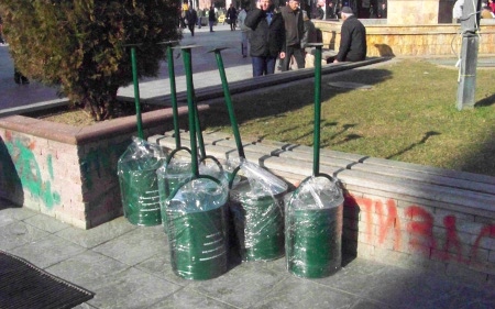 Плоштадот со нови канти за отпадоци