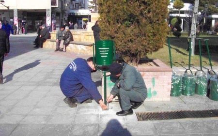 Плоштадот со нови канти за отпадоци