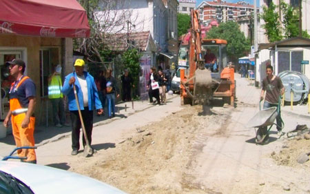 Се крпат дупките по улиците во градот