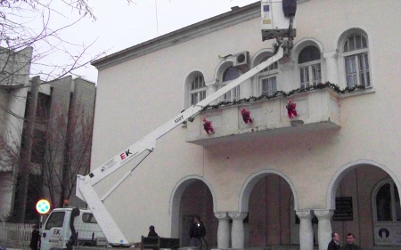 Се украсува Општината