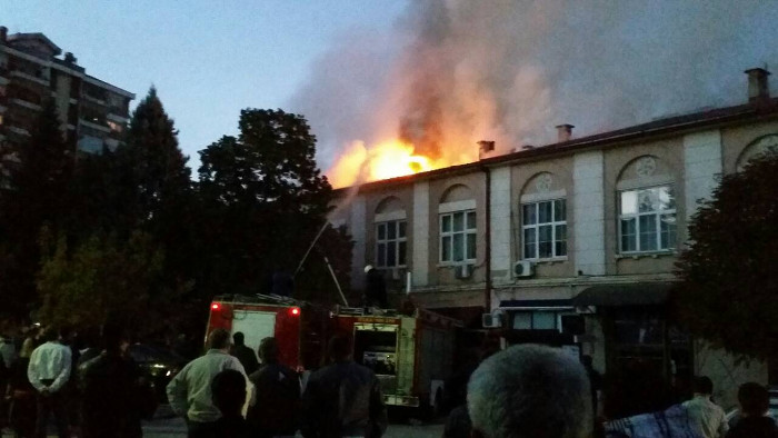 Локализиран пожарот во старата општинска зграда