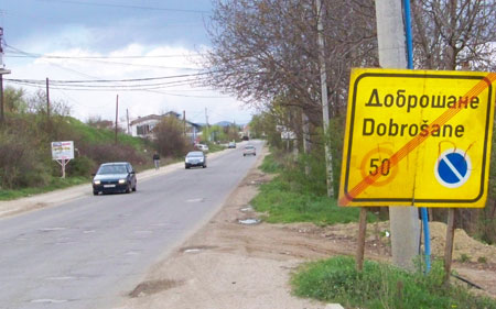 Пијан тромеѓанец турнал полицајци од тераса