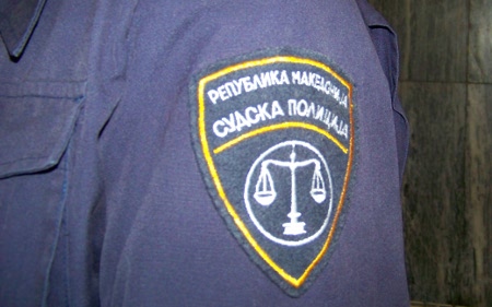 Судските полицајци носат пиштоли на криминалци